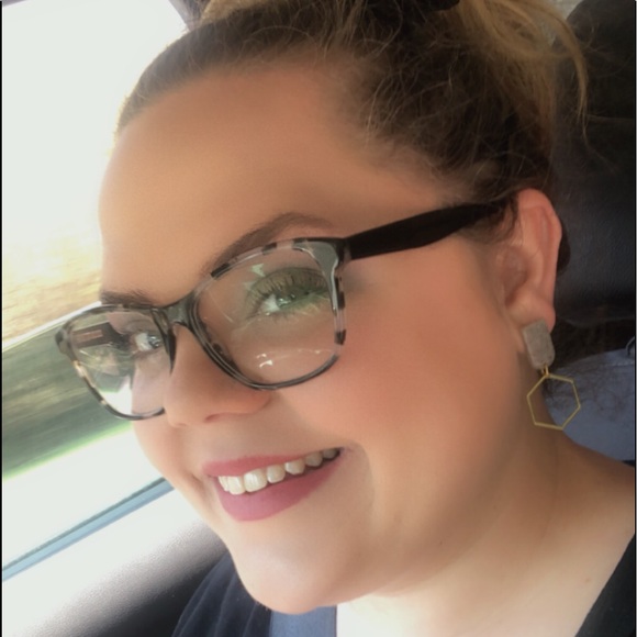 Meet your Posher, Olivia - Picture 1 of 1